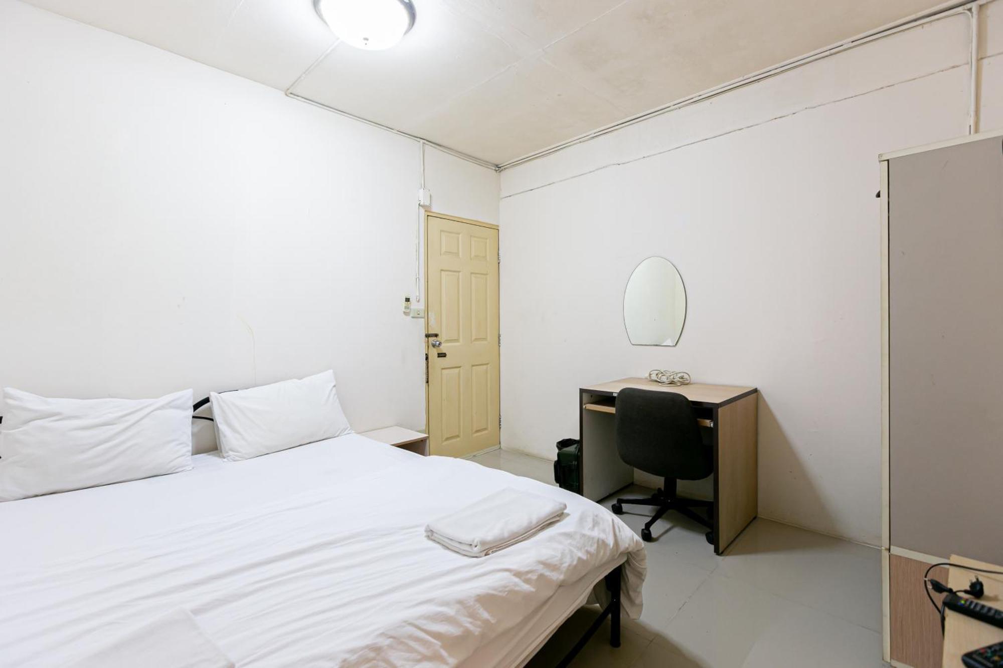 Freesia Saladaeng Silom Apartments Bangkok Luaran gambar